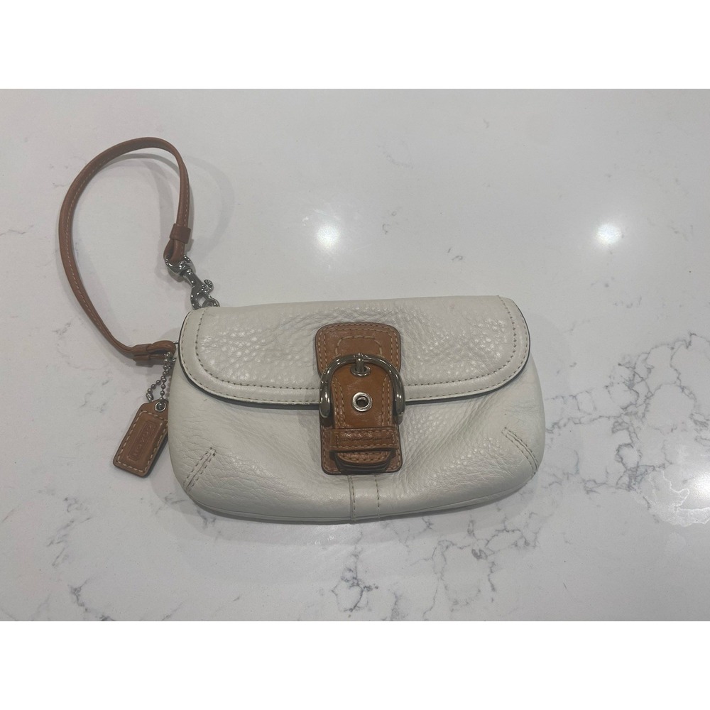 ✨ Authentic Coach Y2K White Pebbled Leather Wristlet ✨